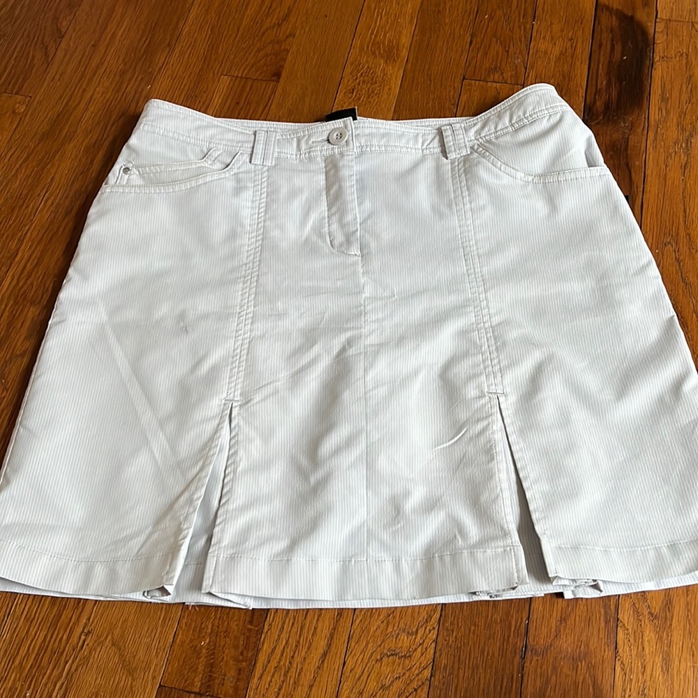 N•vo skort Grey and white striped size 6! ✨